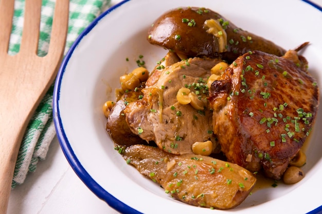 Lomo de cerdo al horno con pera y verduras.