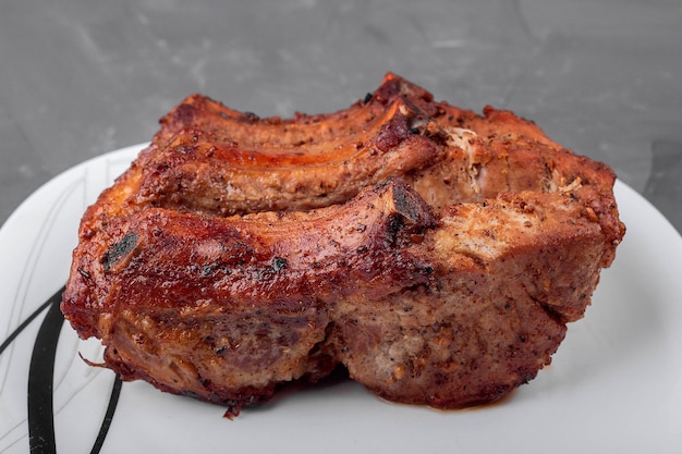 Lomo de cerdo asado en un plato blanco