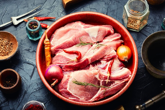 Lomo de cerdo crudo con hueso Carne fresca y condimentos