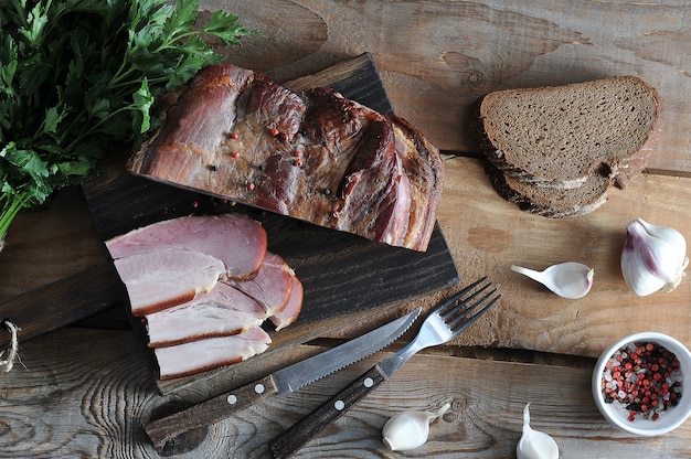 Lomo de cerdo picado ahumado, perejil, ajo, pan de centeno y cubiertos