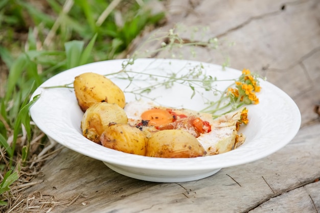 Lomo en plato exótico con patata y cebolla a las finas hierbas