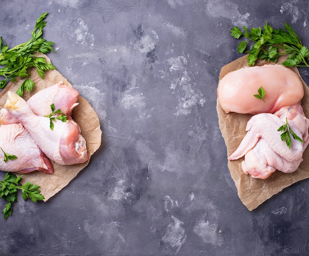 Lomo de pollo crudo, muslo, alas y patas