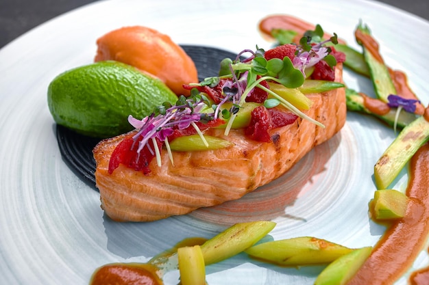 Lomo de salmón con tomates confitados y espárragos verdes