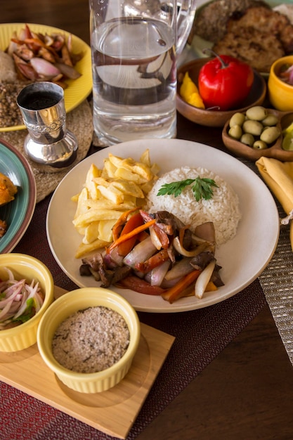 Lomo saltado batata frita arroz branco Peru peruano comfort food mise en place mesa de madeira