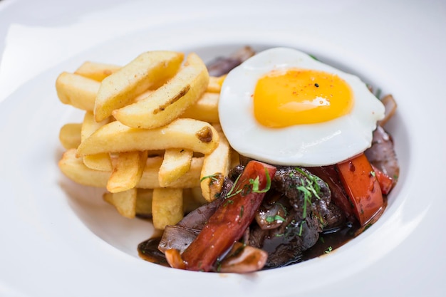 Lomo saltado carne salteada huevo frito papas fritas restaurante gourmet peruano comida