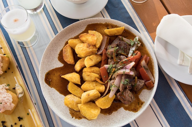 Lomo saltado comida peruana cocina tradicional del Perú