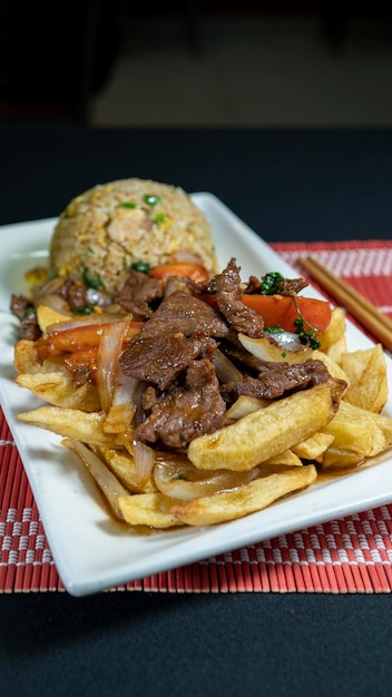 Lomo Saltado mit Chauffa-Reis, feines Rinderfilet. peruanisches Essen