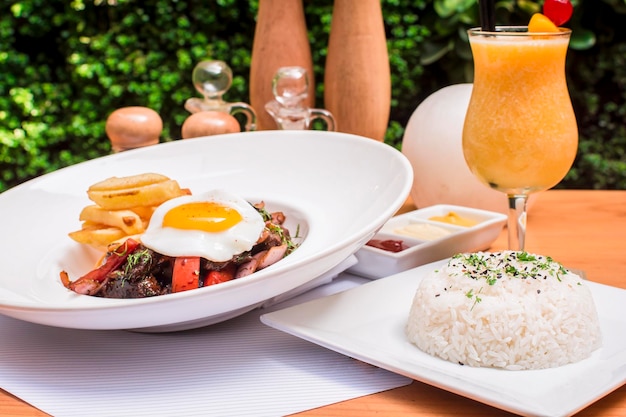 Lomo Saltado sautiertes Rindfleisch mit Pommes frites und Spiegelei peruanischer Gourmetrestaurantkost