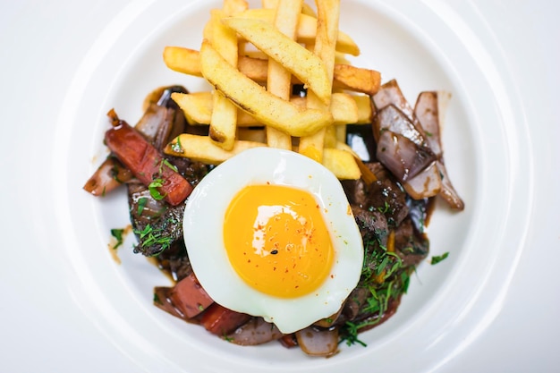 Lomo Saltado sautiertes Rindfleisch, Spiegelei, Pommes Frites, peruanisches Gourmetrestaurant