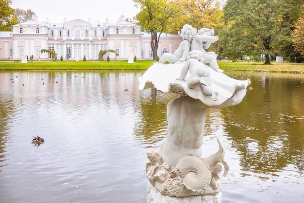 LOMONOSOV, RUSSLAND - 28. SEPTEMBER 2021: Römische Skulptur Triton rettet Amorkinder am Ufer des chinesischen Teiches in der königlichen Residenz von Oranienbaum