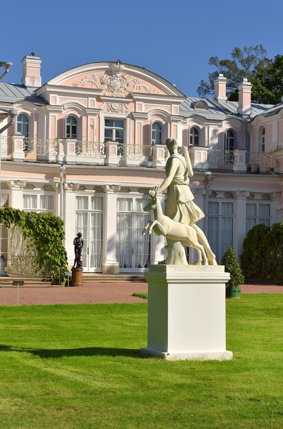 Lomonosov Sankt Petersburg Russland090520 Garten des chinesischen Palastes Statue der Artemis