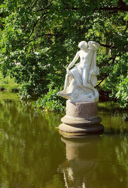Lomonosov São Petersburgo Rússia090520 Jardim do palácio chinês Antiga estátua de Jonas
