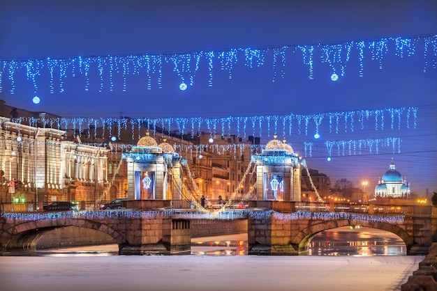 Lomonossow-Brücke über den Fluss Fontanka in St. Petersburg und Neujahrsdekorationen