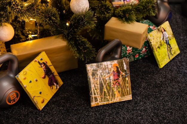 Lona cuadrada y pesas para regalar en deporte. Concepto de Navidad y año nuevo.