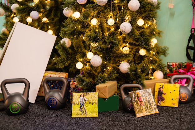 Lona cuadrada y pesas para regalar en deporte. Concepto de Navidad y año nuevo.