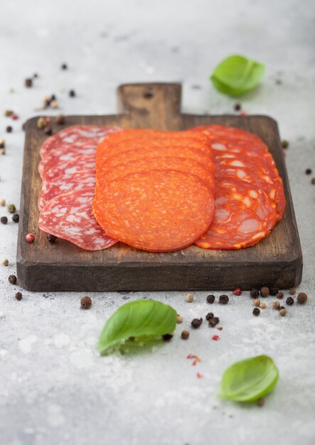 Lonchas de chorizo curado en seco con pepperoni y salami con albahaca y pimienta