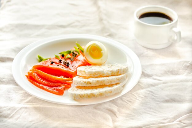 Foto lonchas de filete de pescado crudo salado con tortas de huevo y arroz. selección de buenas fuentes de grasas: concepto de alimentación saludable. concepto de dieta cetogénica. enfoque selectivo