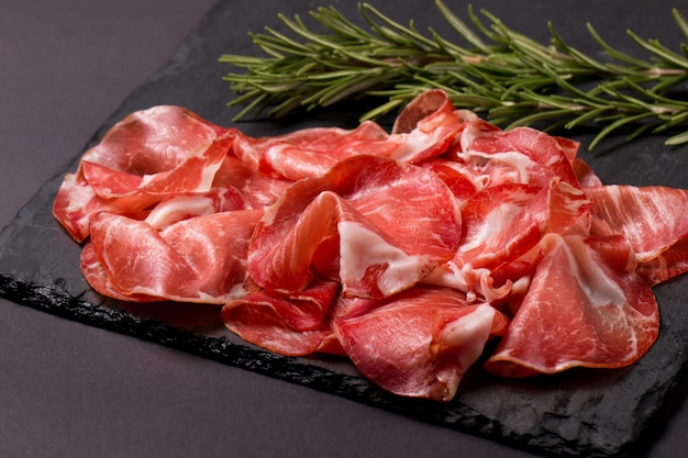 Lonchas italianas de coppa, capocollo, capicollo o jamón serrano al romero. Alimentos crudos.