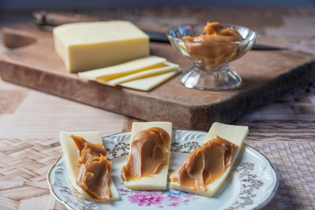 Lonchas de queso con leche dulce. Con enfoque selectivo.