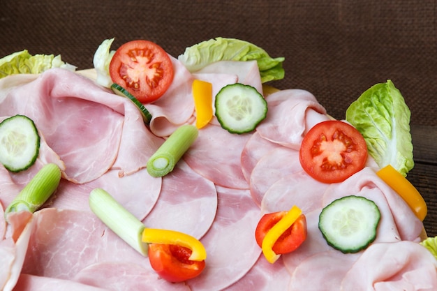 Lonchas de salami de jamón y verduras