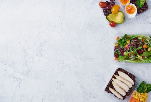 Lonchera de dieta saludable fresca con ensalada de verduras en la mesa