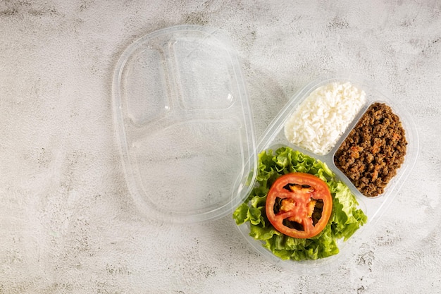 Lonchera con ensalada de lechuga con arroz con tomate y carne molida