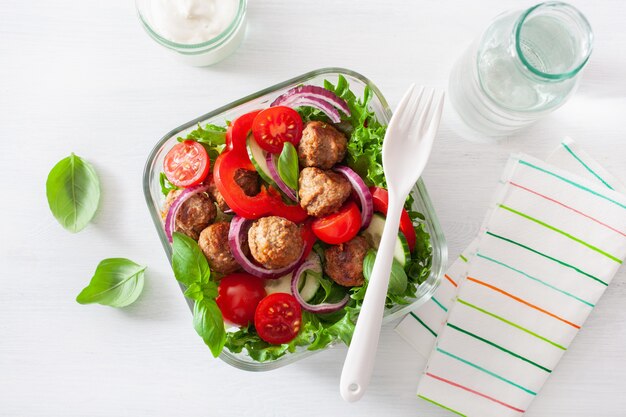 Lonchera keto paleo con albóndigas, lechuga, tomate, pepino, pimiento