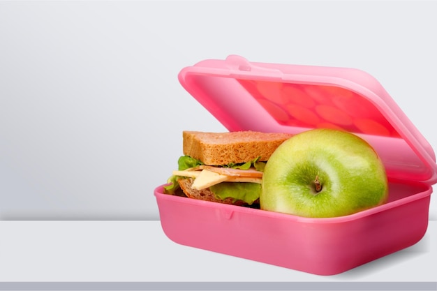 Lonchera con una manzana aislado sobre fondo