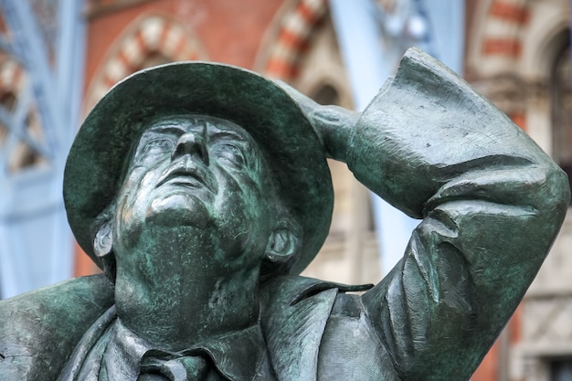 LONDON - 20. Dezember: Sir John Betjeman-Statue auf dem Display an der St Pancras International Station in London am 20. Dezember 2007