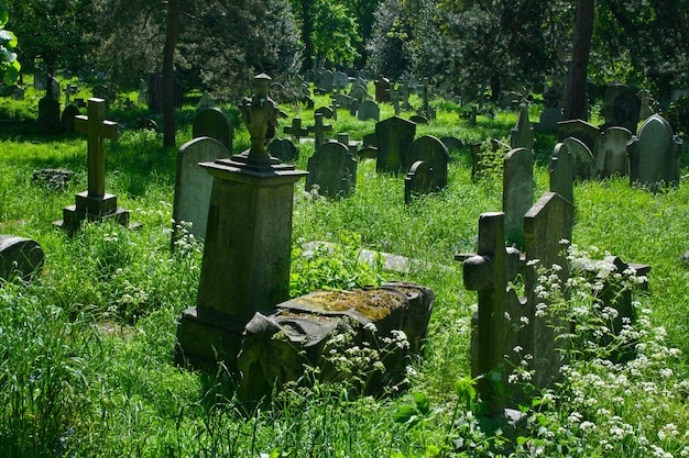 London England 11. Mai 2008 Jahrhunderte alte Grabsteine auf dem Brompton Cemetery