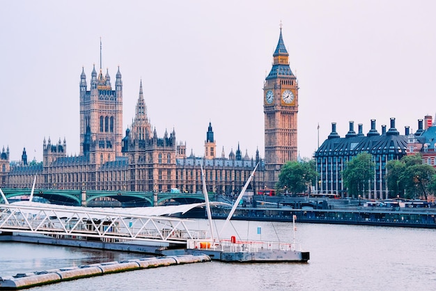 London Eye Clock und Big Ben im Westminster Palace in der Altstadt von London im Vereinigten Königreich. Themse in der Hauptstadt von Großbritannien. England im Frühling. Bankside-Stadtbild.