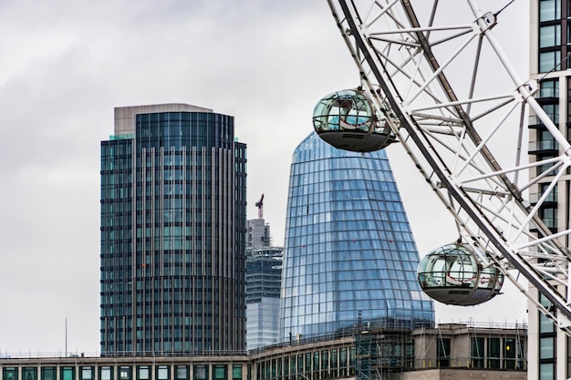 London Eye con edificios de oficinas