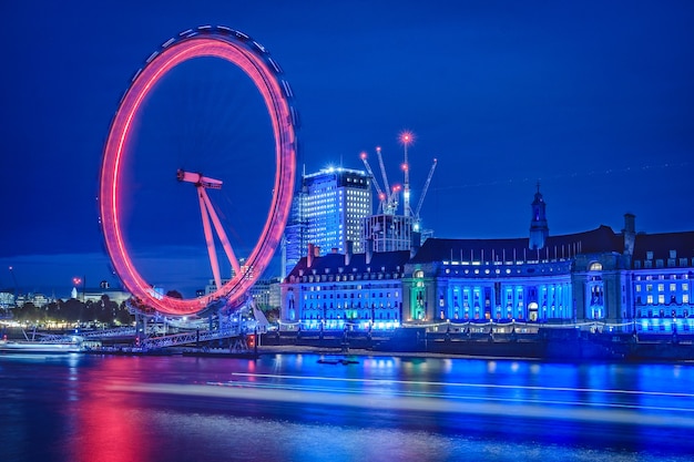 El London Eye de noche es una vista espectacular, Londres, Reino Unido.