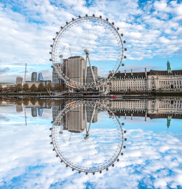 Foto london eye refletiu sobre o tamisa em londres