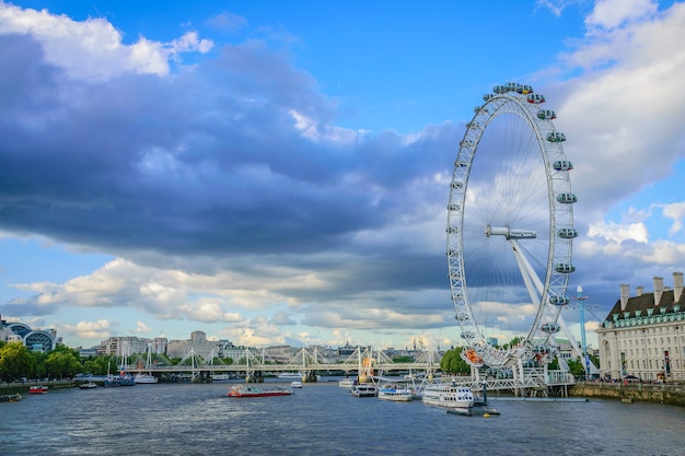 London Eye en el río Támesis