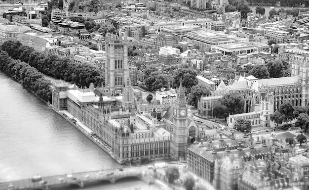 London-Luftbild vom Hubschrauber. Westminster-Palast und Brücke..