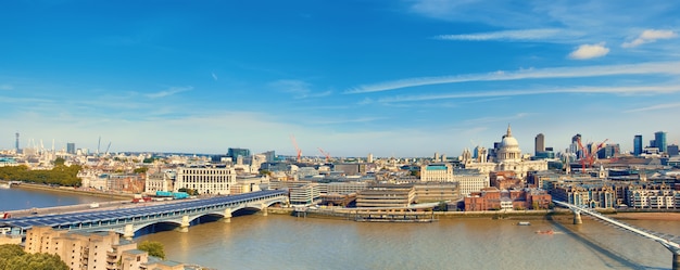 London, Luftpanorama der St Paul Kathedrale und der Jahrtausendbrücke