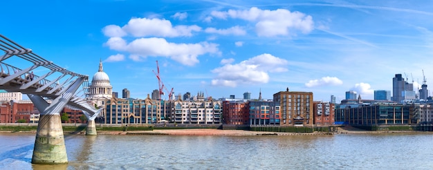 London, Panoramablick über die Themse mit Millenium Bridge und St. Paul's Cathedral