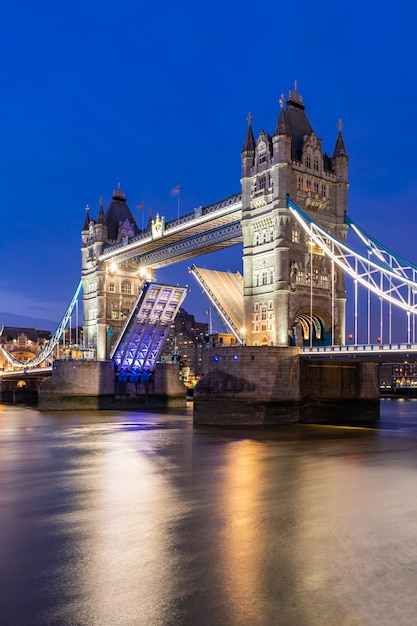 London Tower Bridge anheben