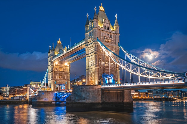 London Tower Bridge bei Dämmerung Vollmond