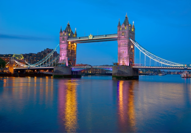 Foto london tower bridge sonnenuntergang auf der themse