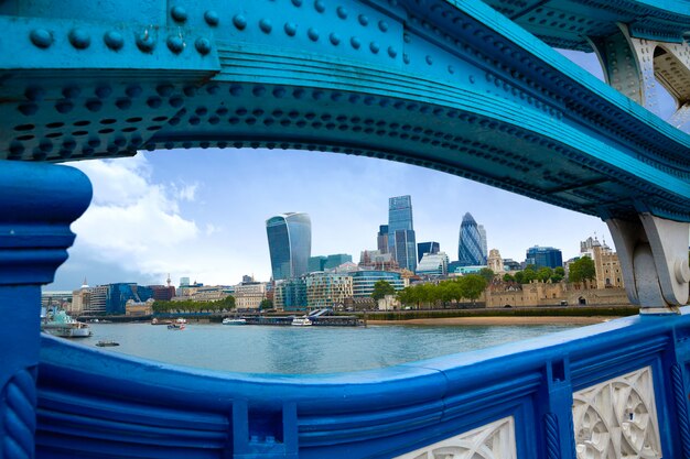 London Tower Bridge über der Themse