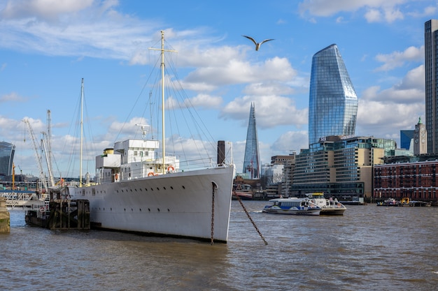 LONDON, UK, 11. März: HMS Wellington vertäut auf der Themse in London am 11. März 2019