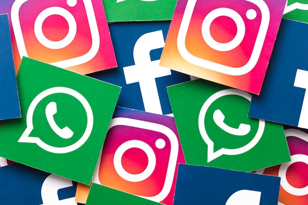 LONDON UK 8. FEBRUAR 2019 Facebook Instagram und WhatsApp Logos auf Papier gedruckt