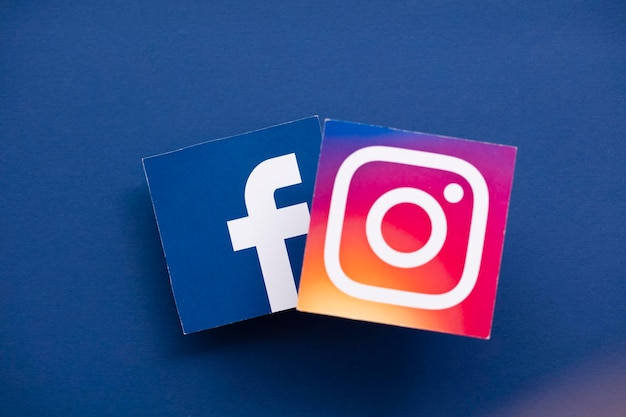 LONDON UK Juni 2021 Facebook- und Instagram-Logos auf Papier gedruckt