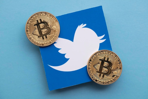 LONDON UK März 2021 Bitcoin-Kryptowährung auf einem Twitter-Social-Media-Logo