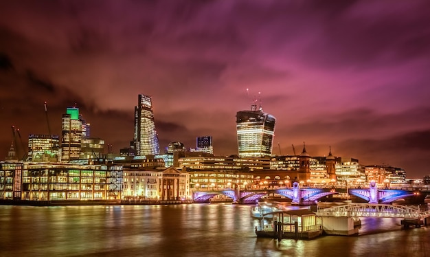 Londoner Skyline bei Nacht