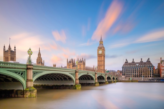 Londoner Skyline mit Big Ben und Houses of Parliament in Großbritannien.