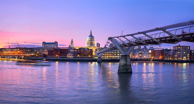 Londres ao pôr do sol, ponte do milênio, levando em direção a catedral de são paulo iluminada sobre o rio tamisa