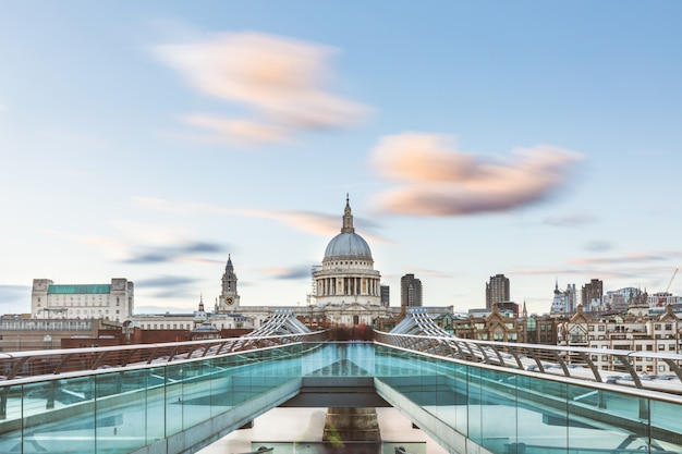 Londres e St Paul Cathedral com nuvens borradas